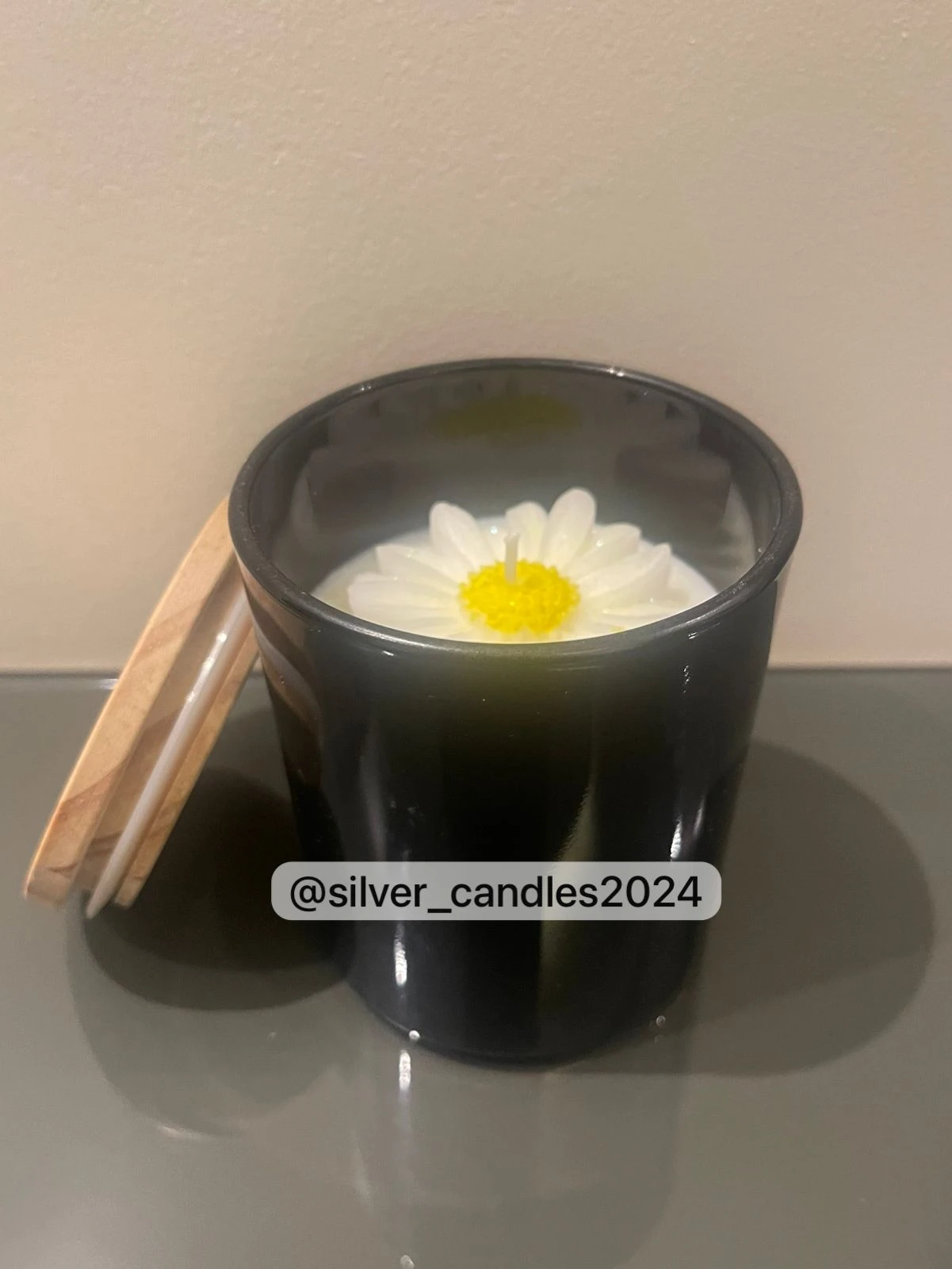 Distinctive jasmine candle