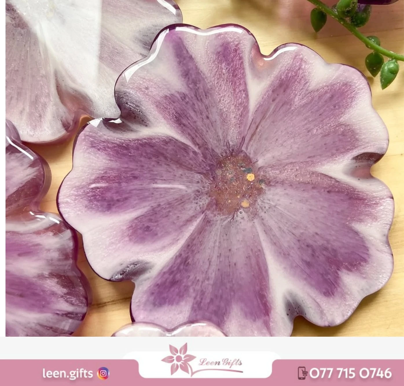 Multi-Colored Coaster with Natural Flowers – A Touch of Nature and Elegance!