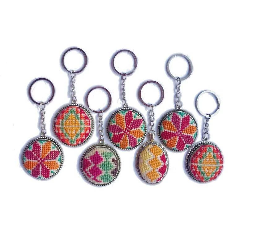 Hand-Embroidered Palestinian Keychain – Traditional Tatreez Design – Cultural He