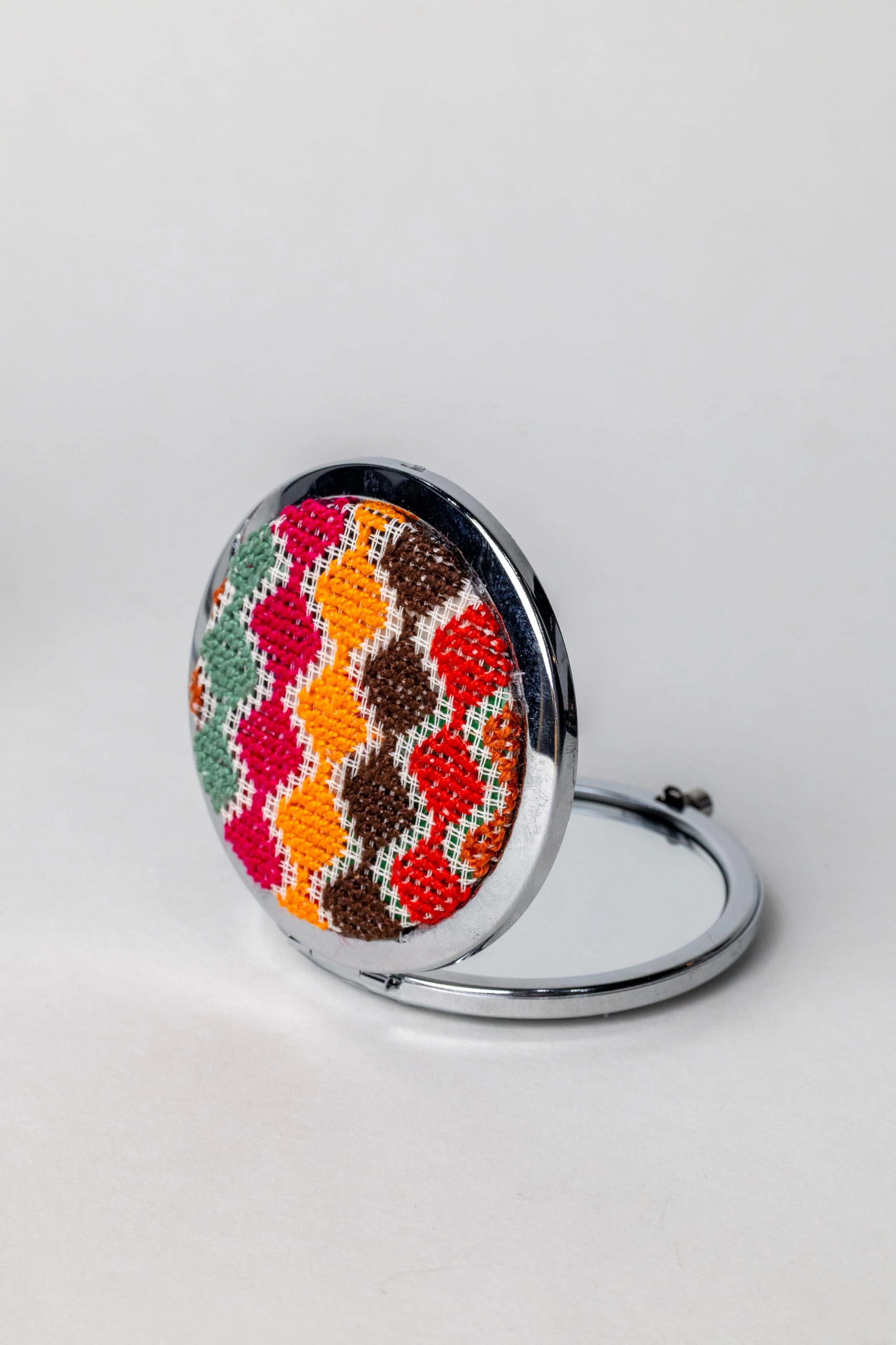 Hand-Embroidered Traditional Makeup Mirror – Elegant Palestinian Tatreez Design 